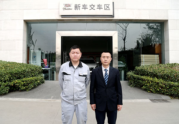 新东信车间经理瞿世华与四川万通周主任合影