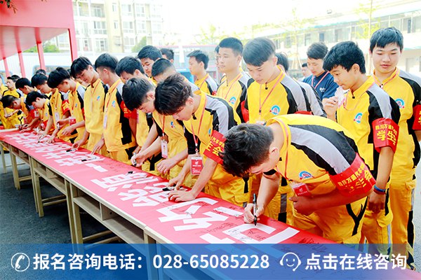师生代表上台签字：倡议节约能源从我做起！