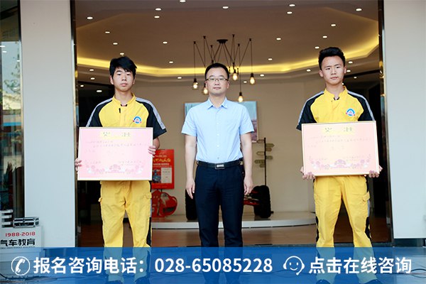 校领导为篮球赛获奖学生颁奖(