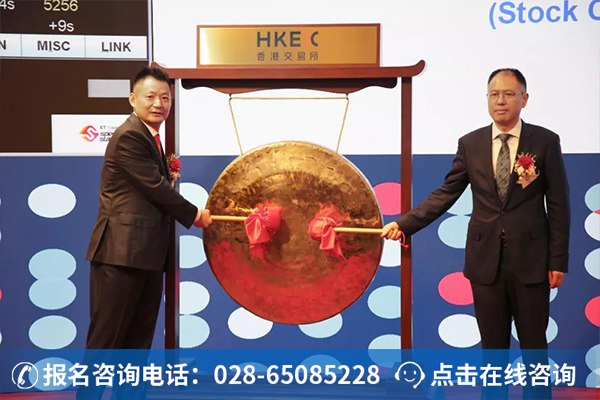 中国东方教育董事会主席兼执行董事吴伟（左）和中国东方教育非执行董事吴俊保（右）敲锣开市