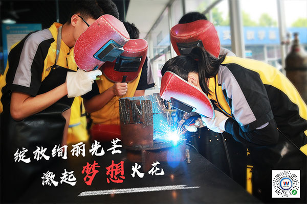 万通学子正在动手实践操作