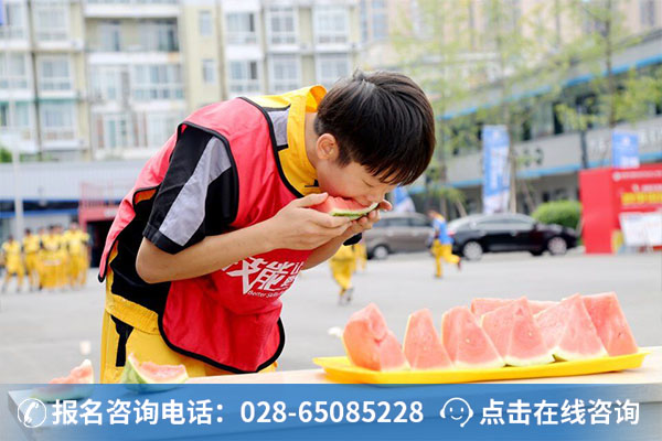 万通学子正在参加吃西瓜比赛