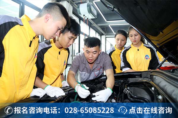 万通学子正在上实训课