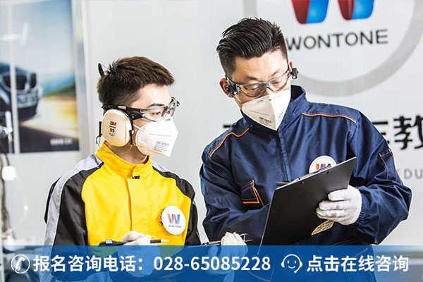 万通学子正在上汽车钣金喷漆实训课 (1)