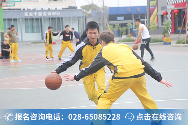 白红和同学正在打篮球